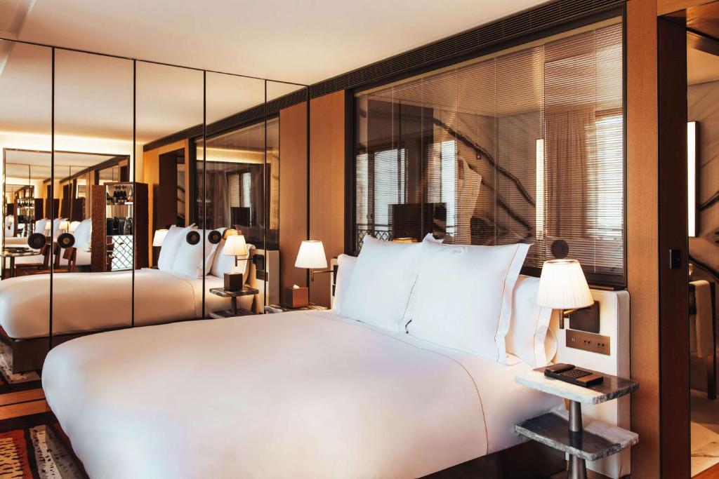 Deluxe King Room - Image 2