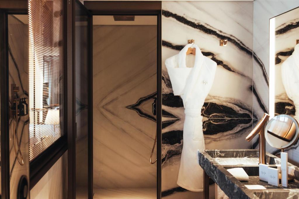 Deluxe King Room - Image 3