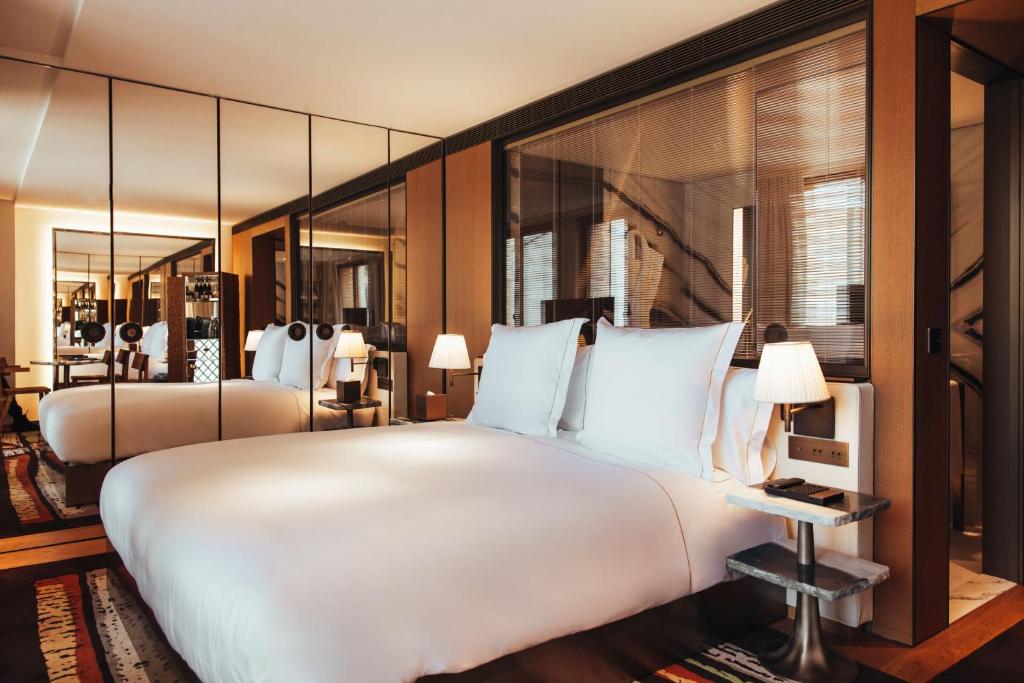 Deluxe King Room - Image 4