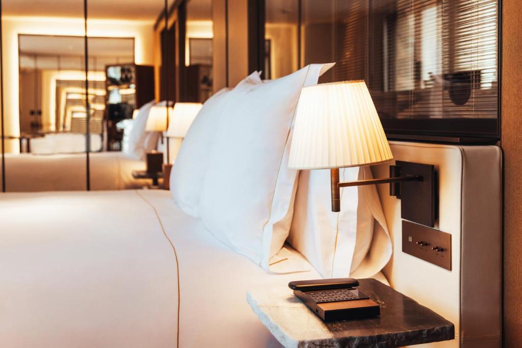 Deluxe King Room - Image 5