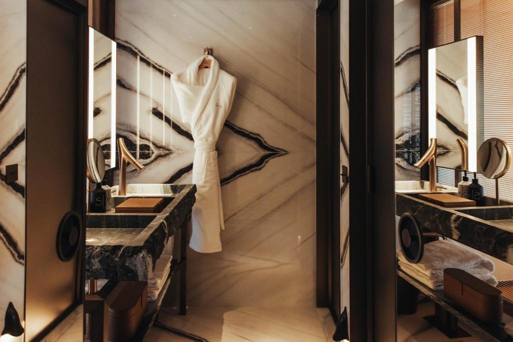 Deluxe Queen Room - Image 1