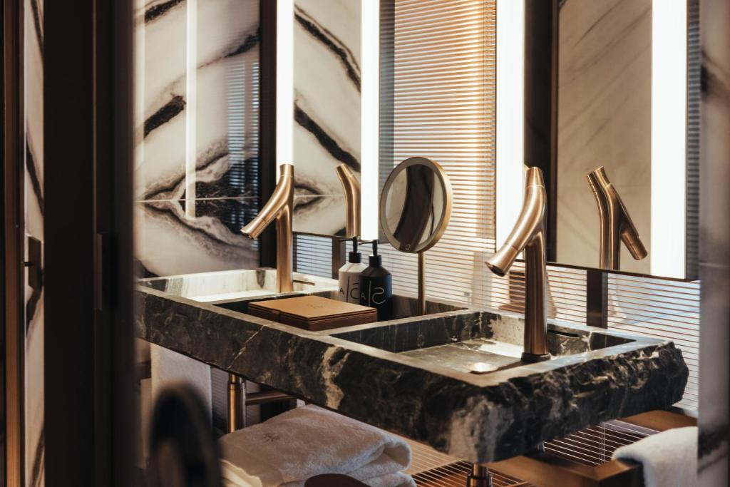 Deluxe Queen Room - Image 2