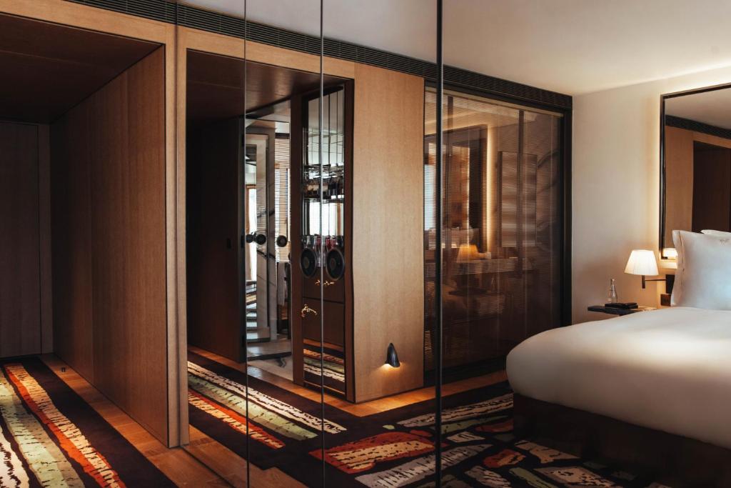 Deluxe Queen Room - Image 3