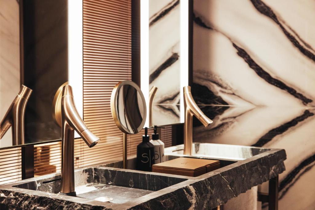 Deluxe Queen Room - Image 4