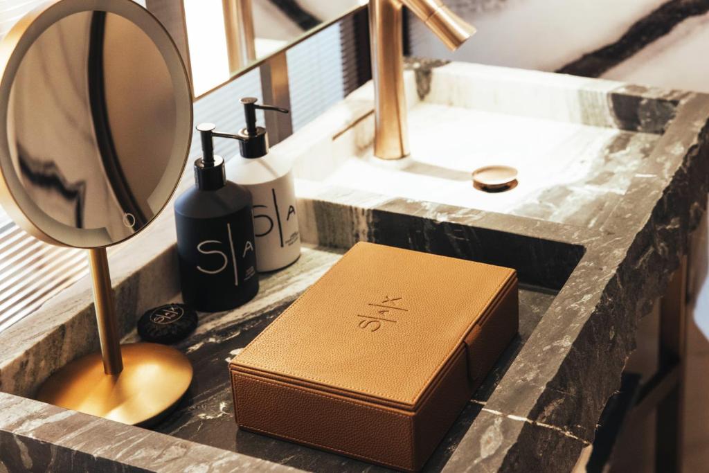 Deluxe Queen Room - Image 7