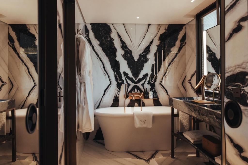 Junior Twin Suite - Image 1