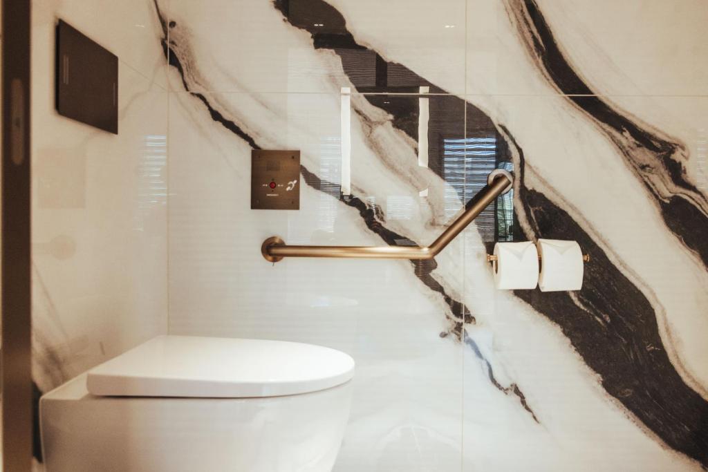 Prestige King Room - Mobility Accessible - Image 6