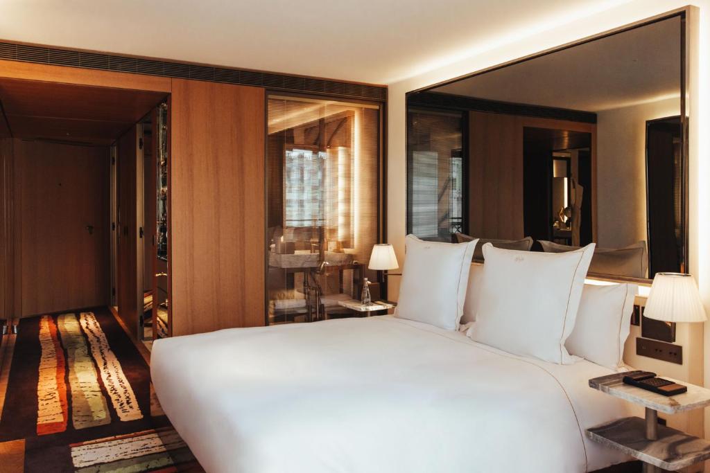 Sax King Room with City View - Image 2