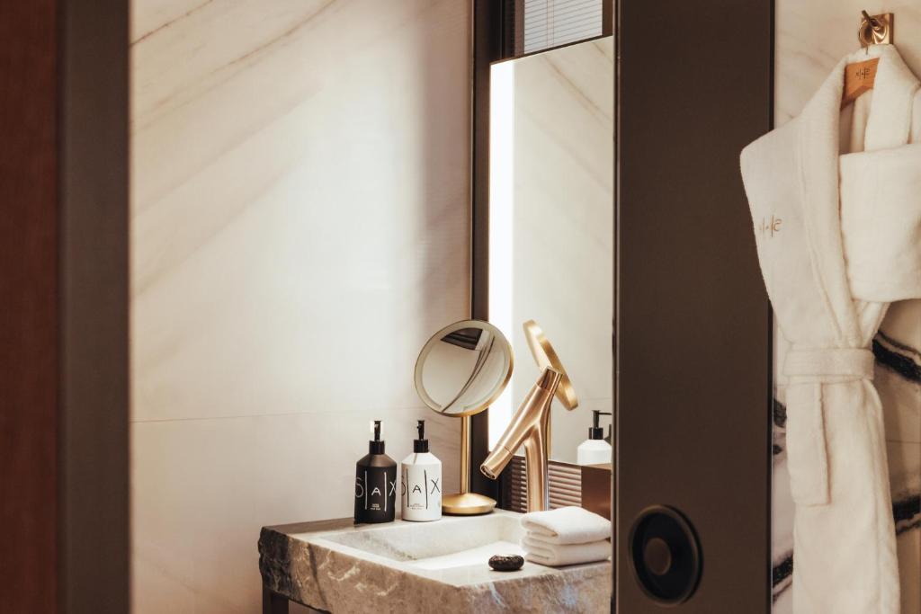 Sax King Room with City View - Image 3