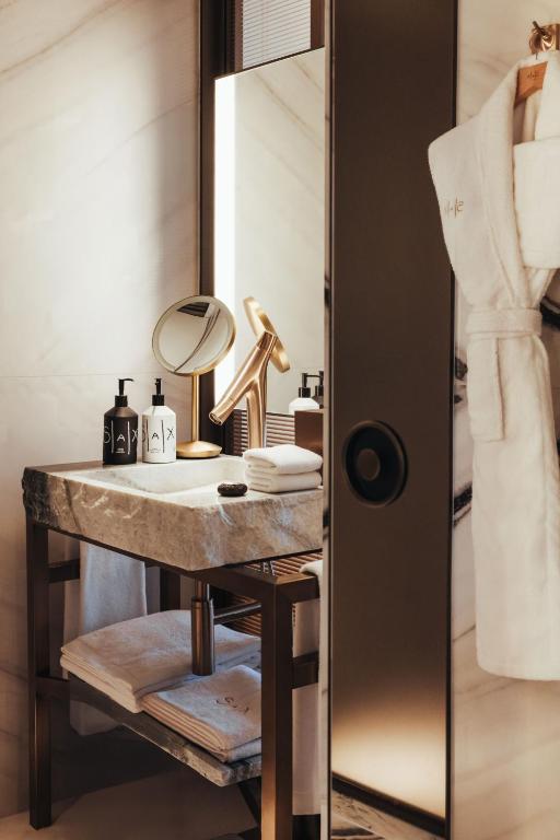 Sax King Room with City View - Image 4