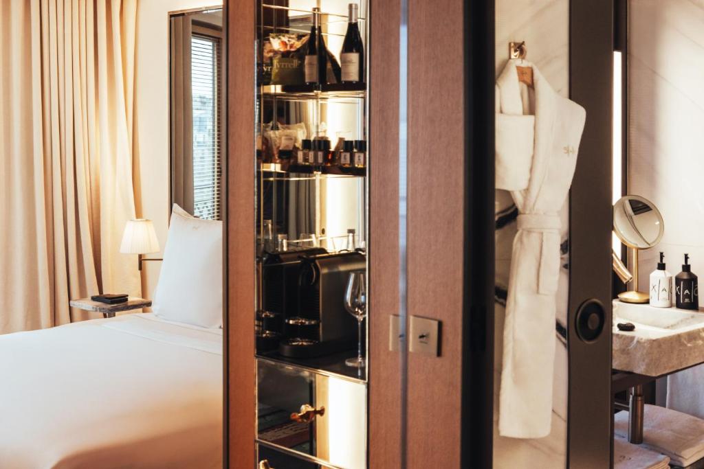 Sax King Room with City View - Image 6