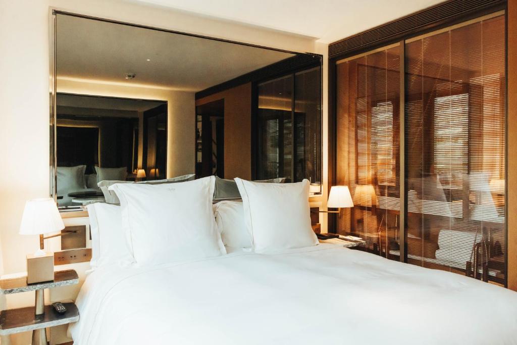 Sax King Room - Image 1