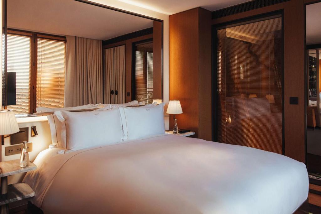 Sax Queen Room - Image 1