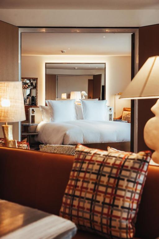 Signature Suite - Image 1