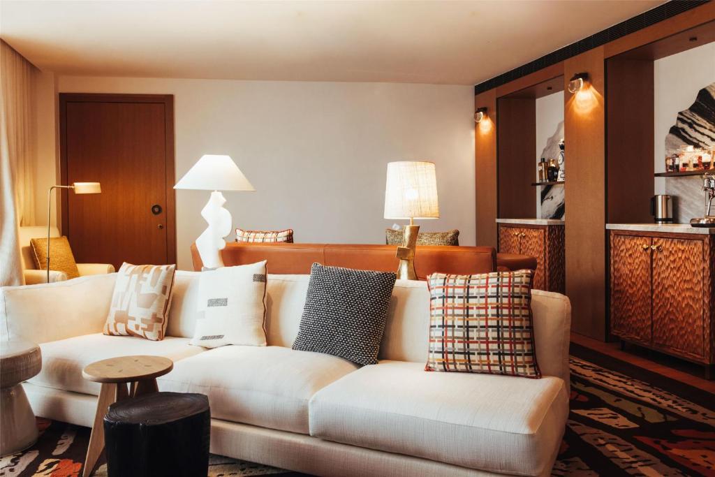 Signature Suite - Image 7