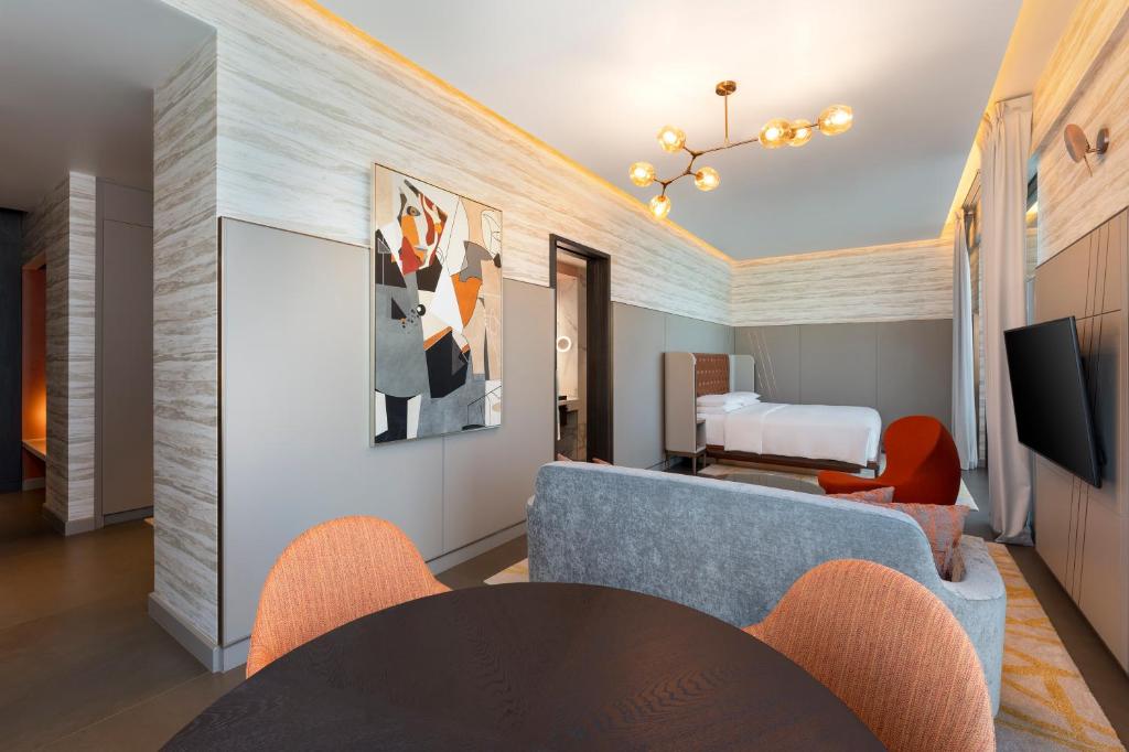 Deluxe King Room - Image 7