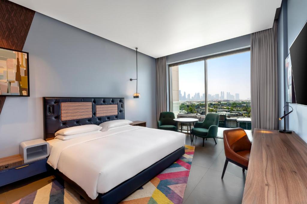 King Room with Balcony and Skyline View - Image 4