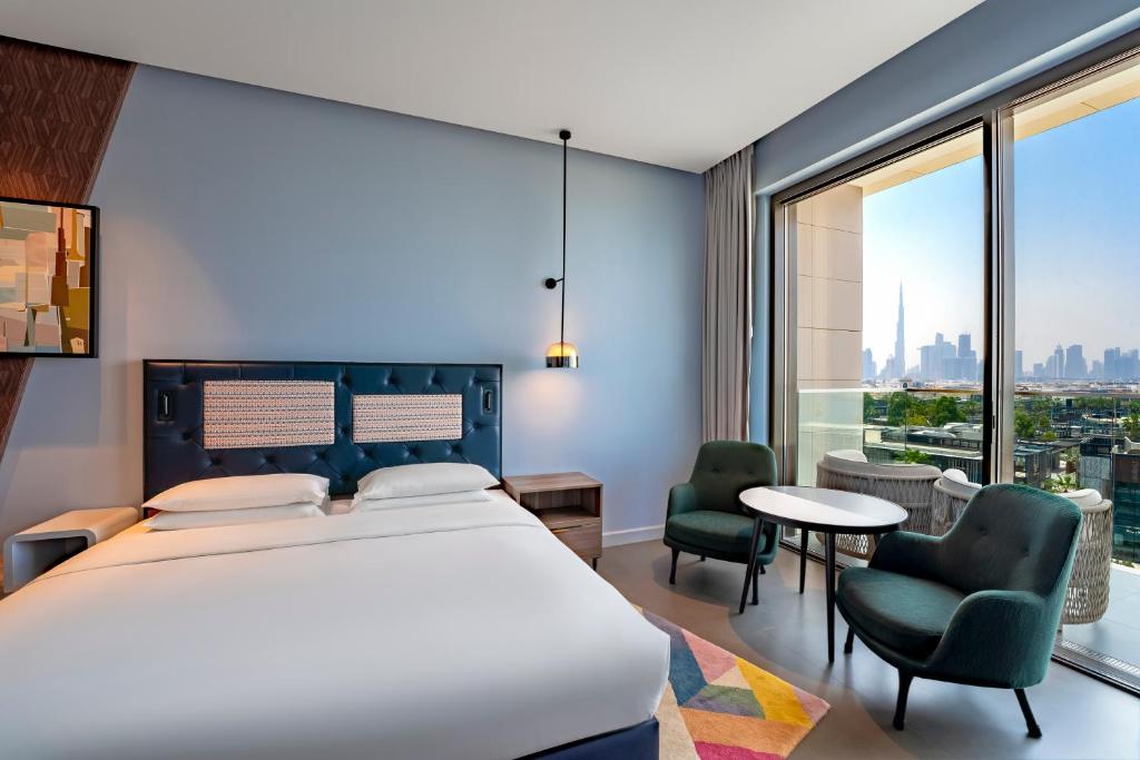 King Room with Balcony and Skyline View - Image 5