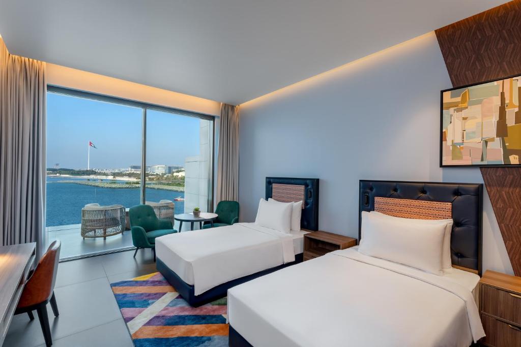 Twin Room with Balcony and Sea View - Image 4