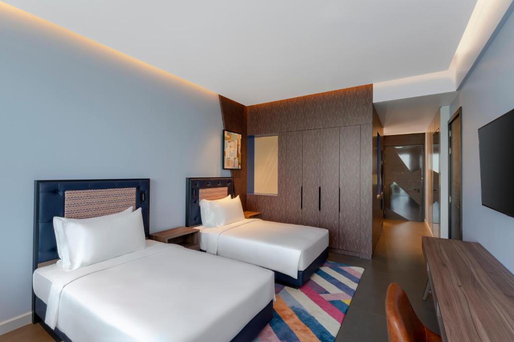 Twin Room with Balcony and Sea View - Image 5