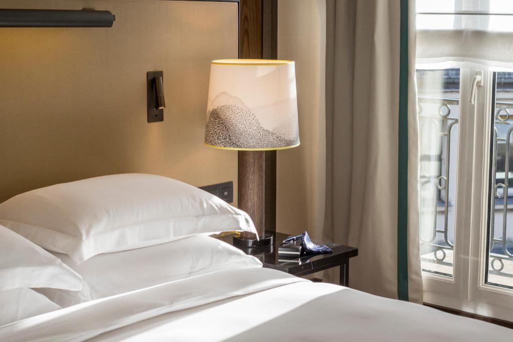 Deluxe King Room with View - Image 1