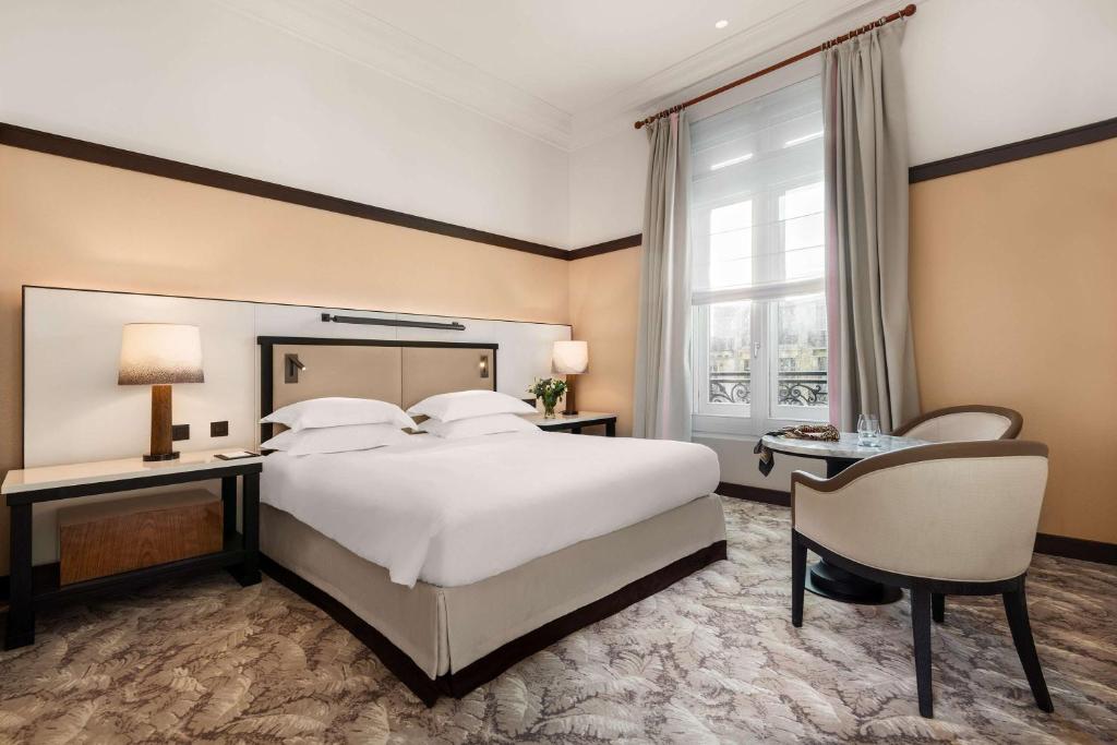 Deluxe King Room with View - Image 2