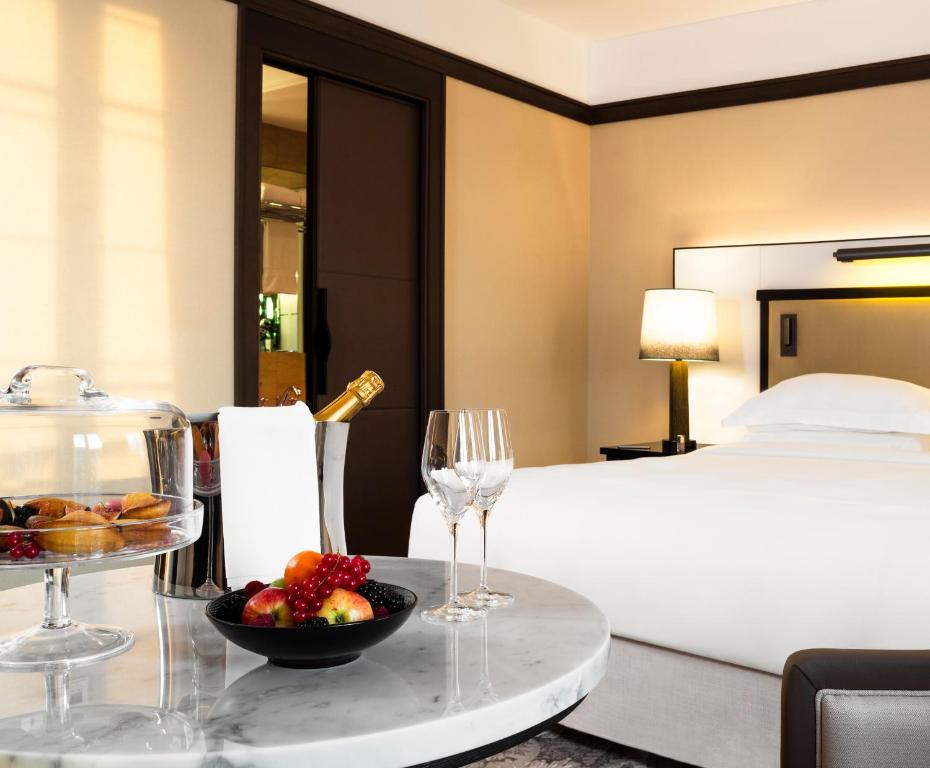 Deluxe King Room with View - Image 4