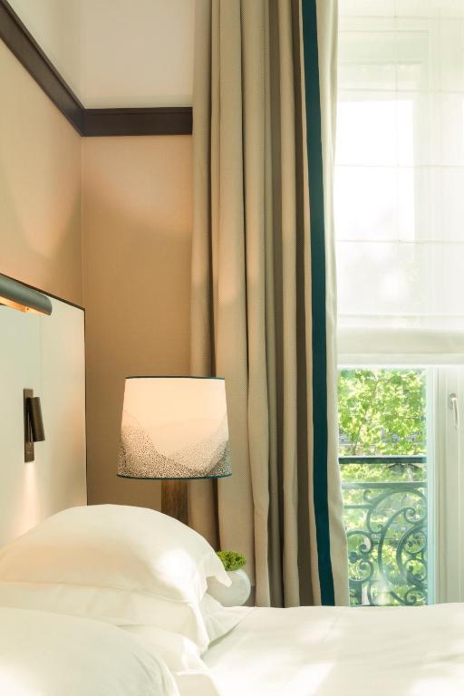 Deluxe King Room with View - Image 5