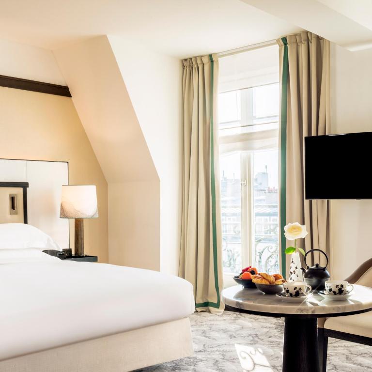 Deluxe King Room with View - Image 6