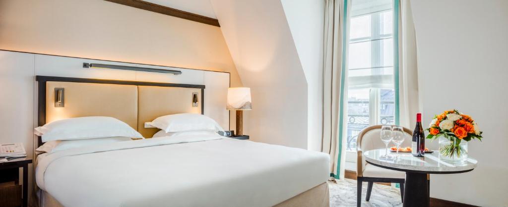Deluxe King Room - Image 1