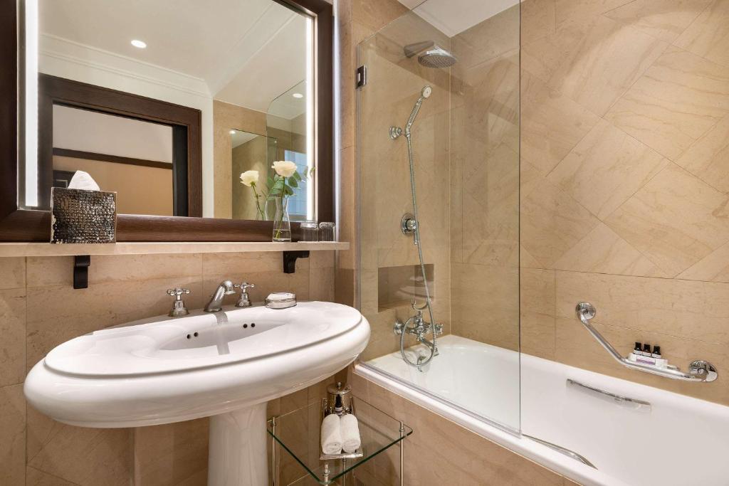 Deluxe King Room - Image 3