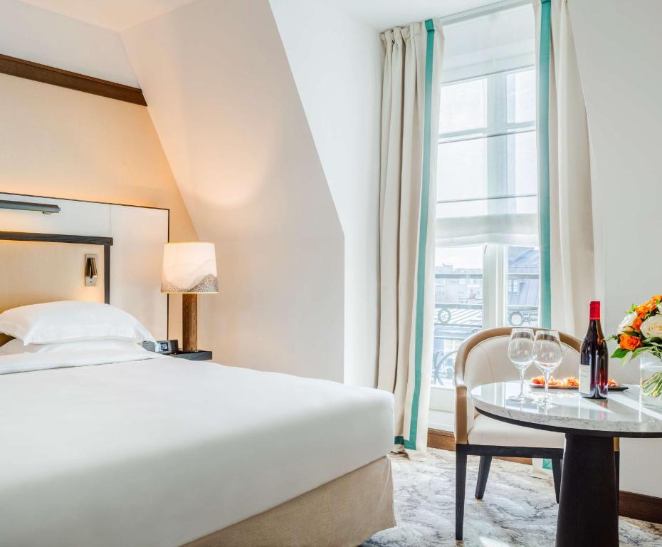 Deluxe King Room - Image 4