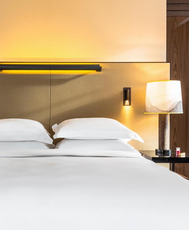 Deluxe Queen Room - Image 3