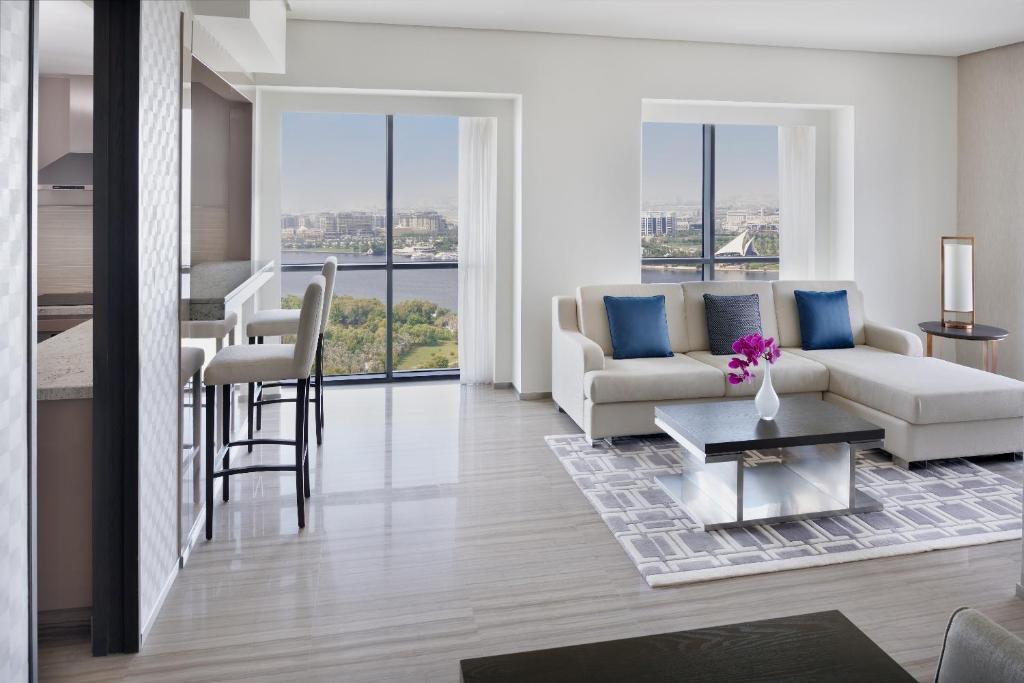 One-Bedroom Apartment with Kitchen - Image 2