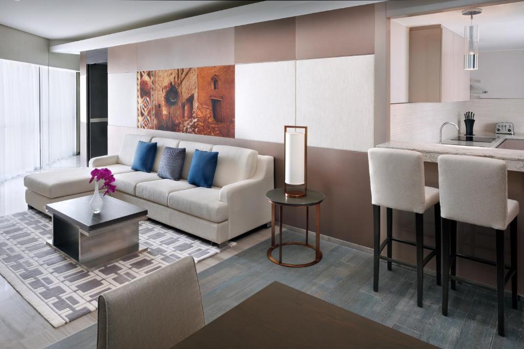 One-Bedroom Apartment with Kitchen - Image 3