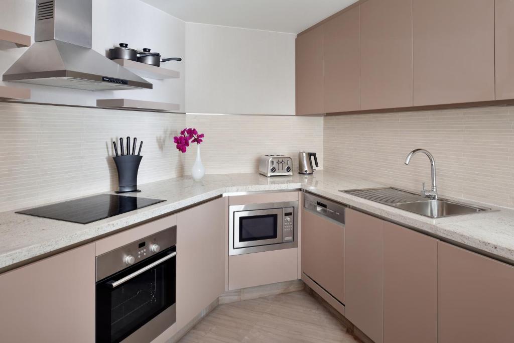 Three Bedroom Family Apartment with Kitchen - Image 1
