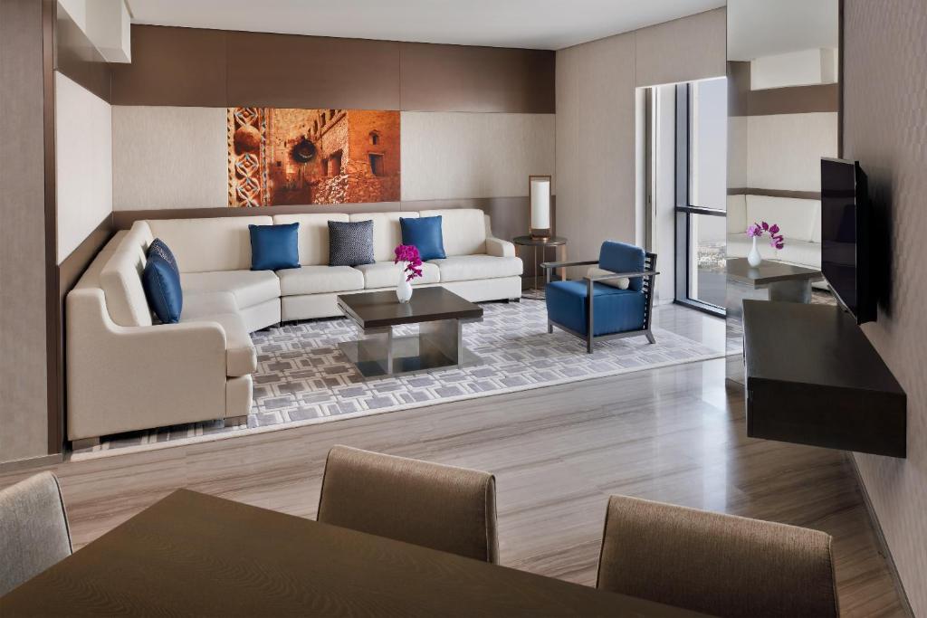 Three Bedroom Family Apartment with Kitchen - Image 4
