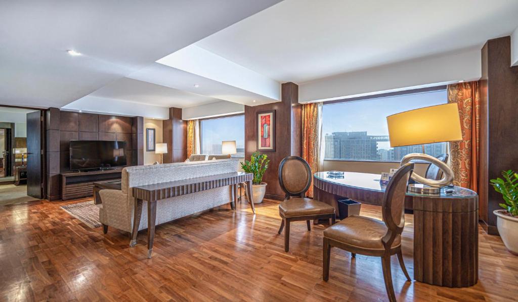 Executive Suite - Image 5