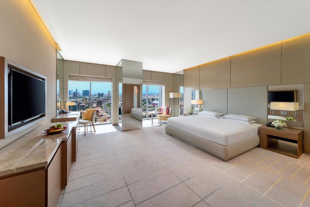Deluxe King Room - Club Access - Image 9