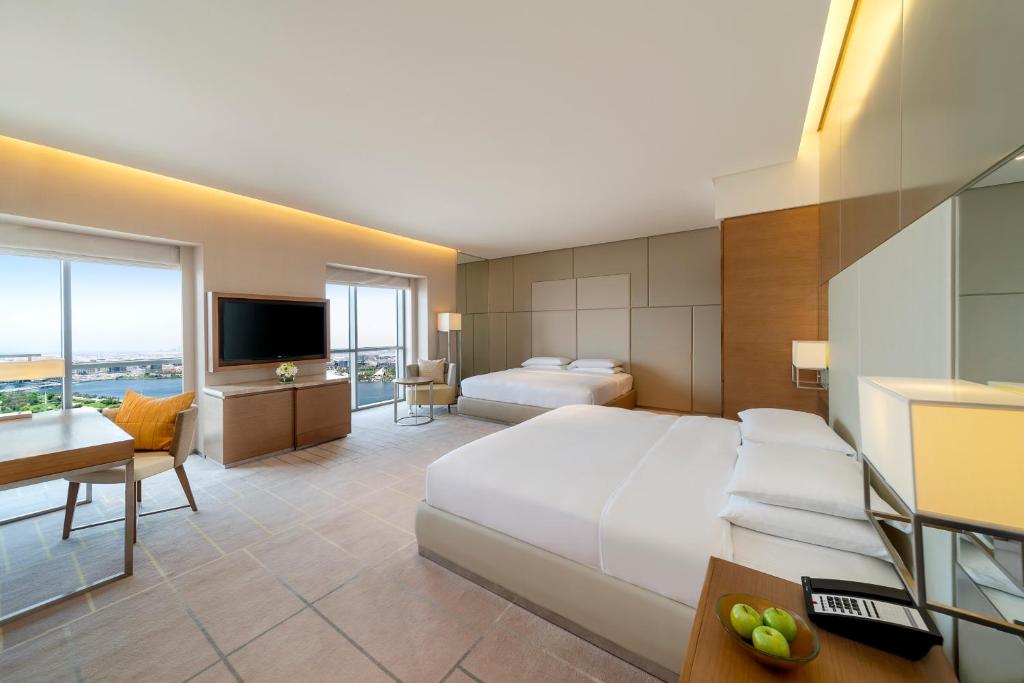 Deluxe King Room with Two King Beds - Image 4