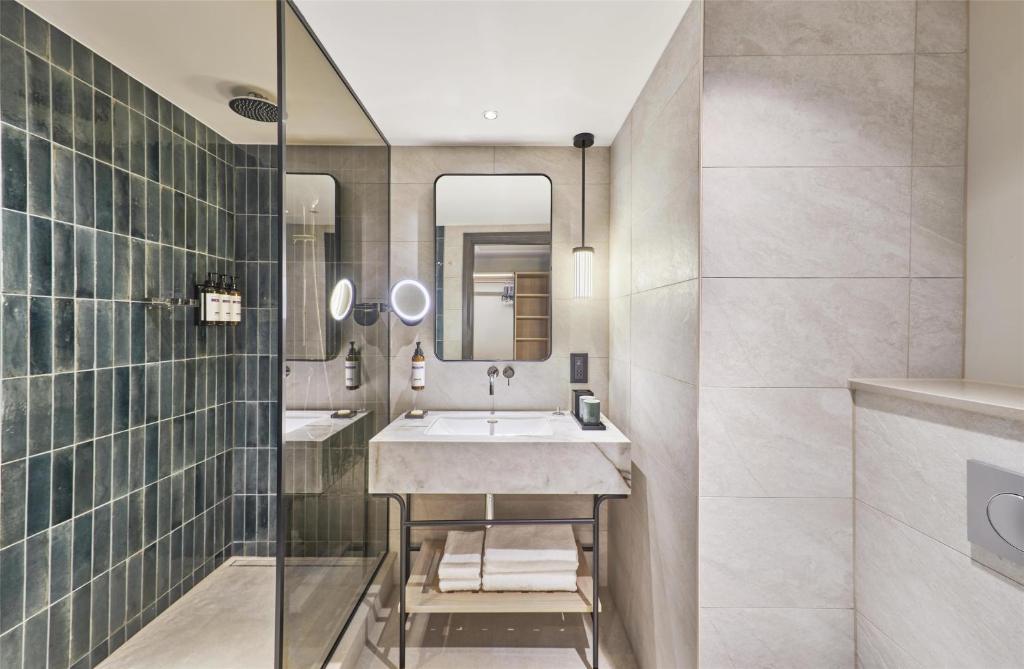 Executive Suite with City View - Image 1