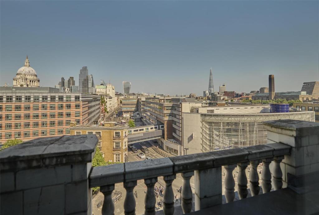 Executive Suite with City View - Image 2