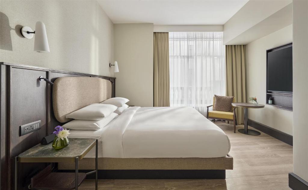 Executive Suite with City View - Image 4