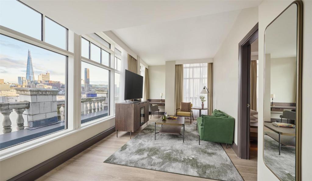 Executive Suite with City View - Image 5