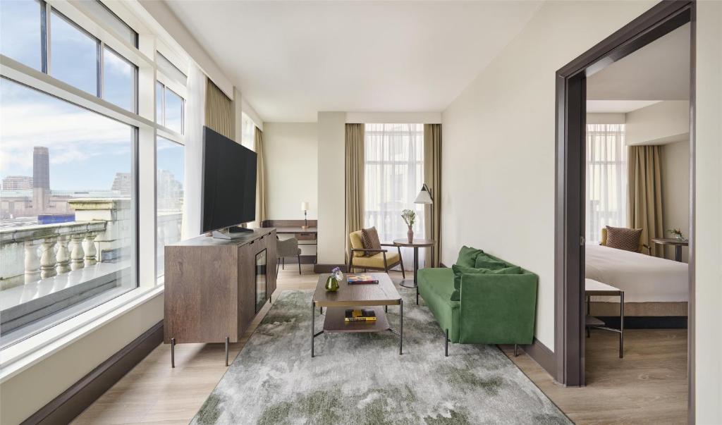Executive Suite with City View - Image 7