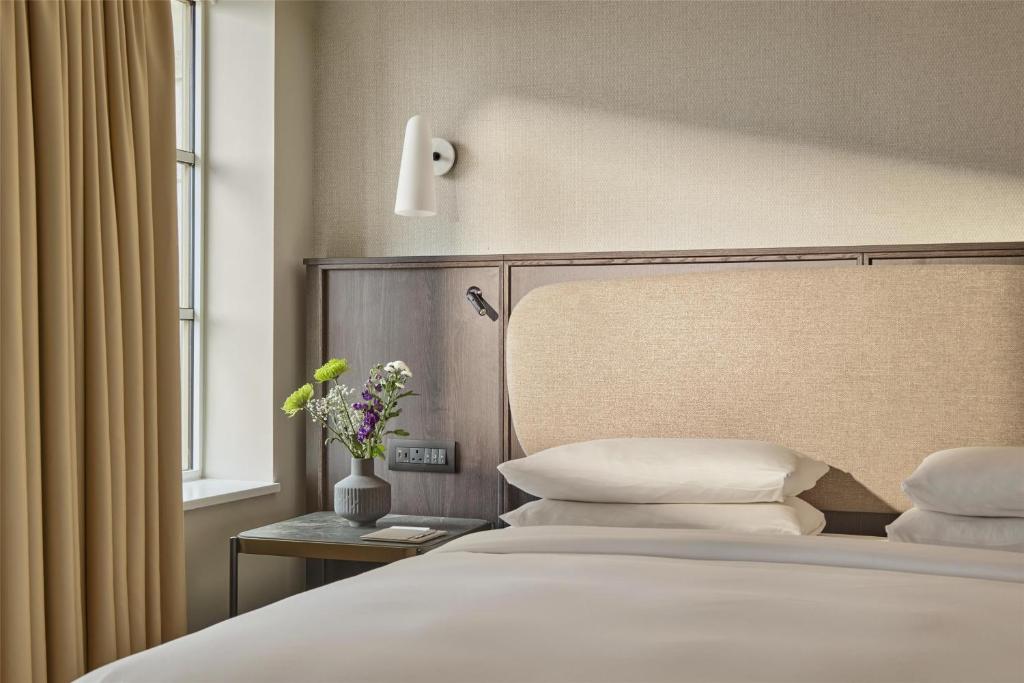 Executive Suite - Image 13