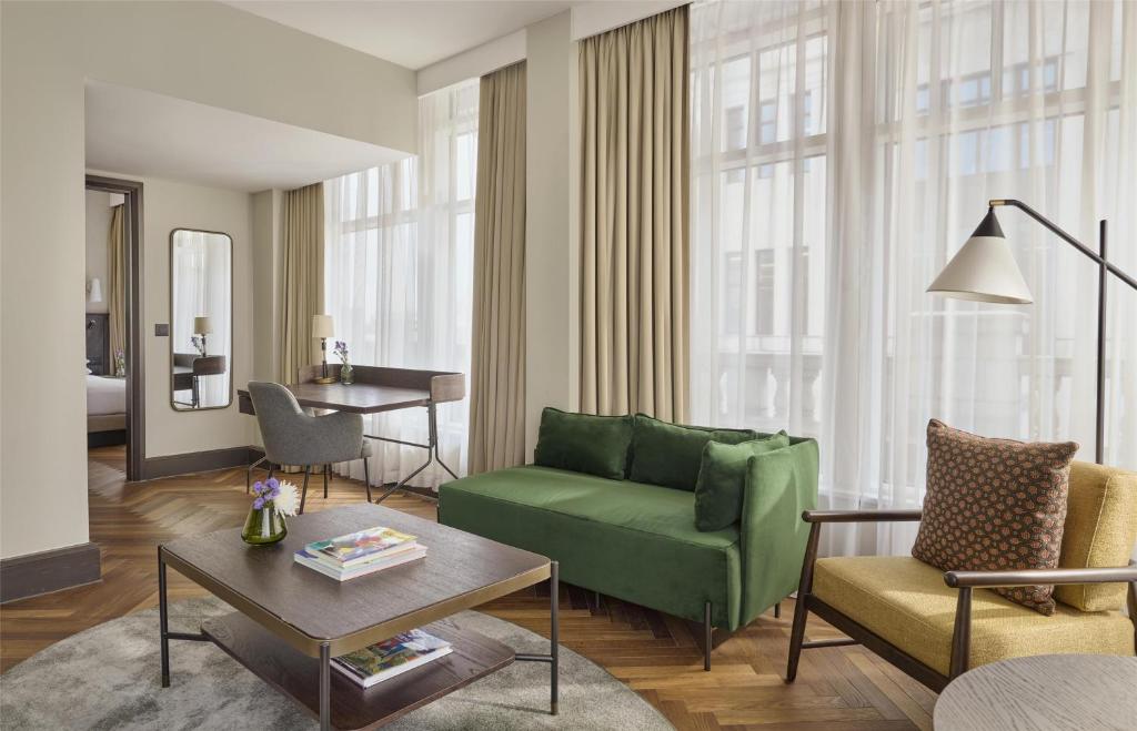 Executive Suite - Image 17