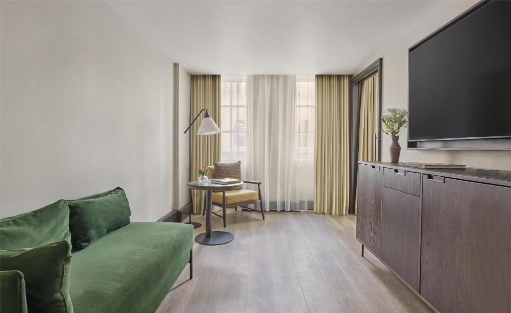 Executive Suite - Image 18