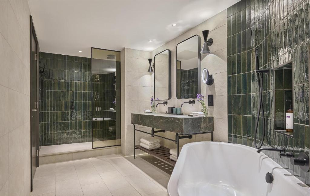 Executive Suite - Image 19