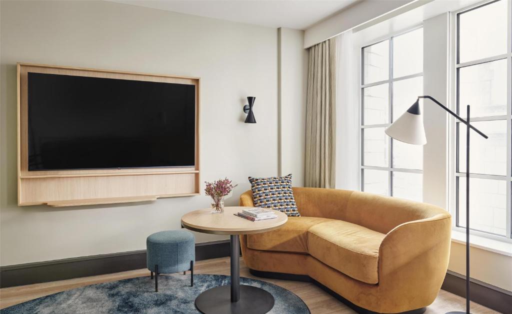 Family Room - Image 2
